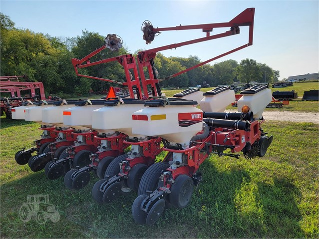 2008 White 8202 Planter