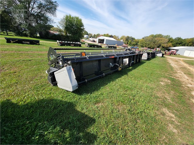 2005 Gleaner 8000 Header Combine