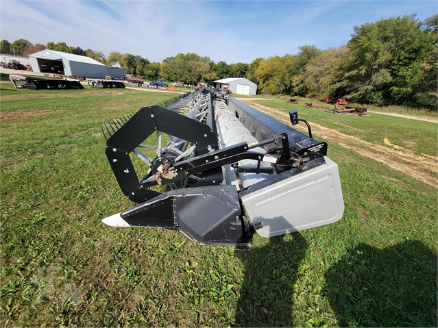 2005 Gleaner 8000 Header Combine