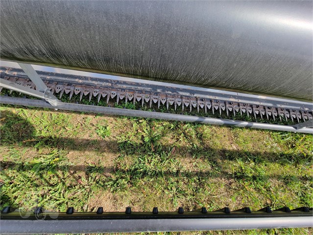 2005 Gleaner 8000 Header Combine