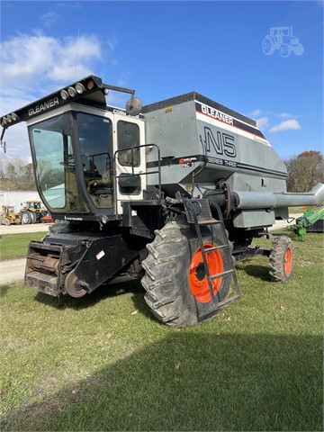 1982 Gleaner N5 Combine