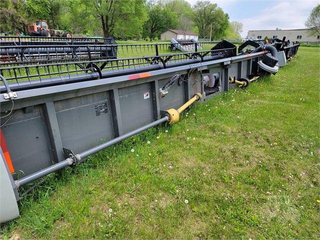 2013 Gleaner 8200-30 Header Flex