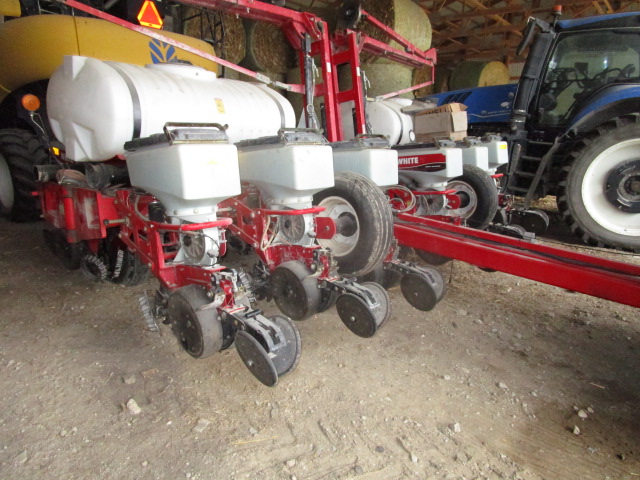 2013 White 8222 Planter