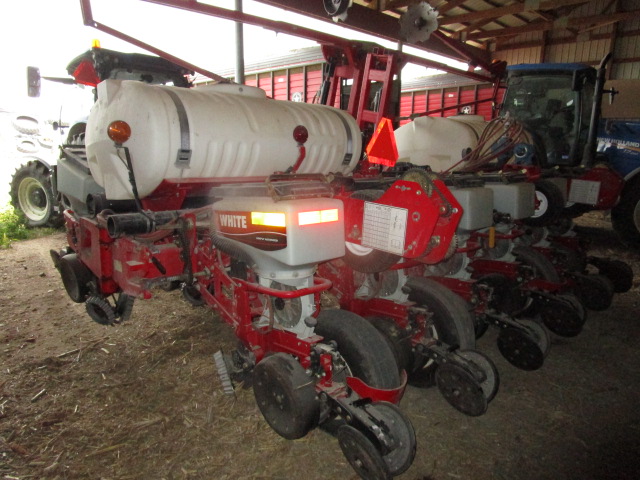 2013 White 8222 Planter