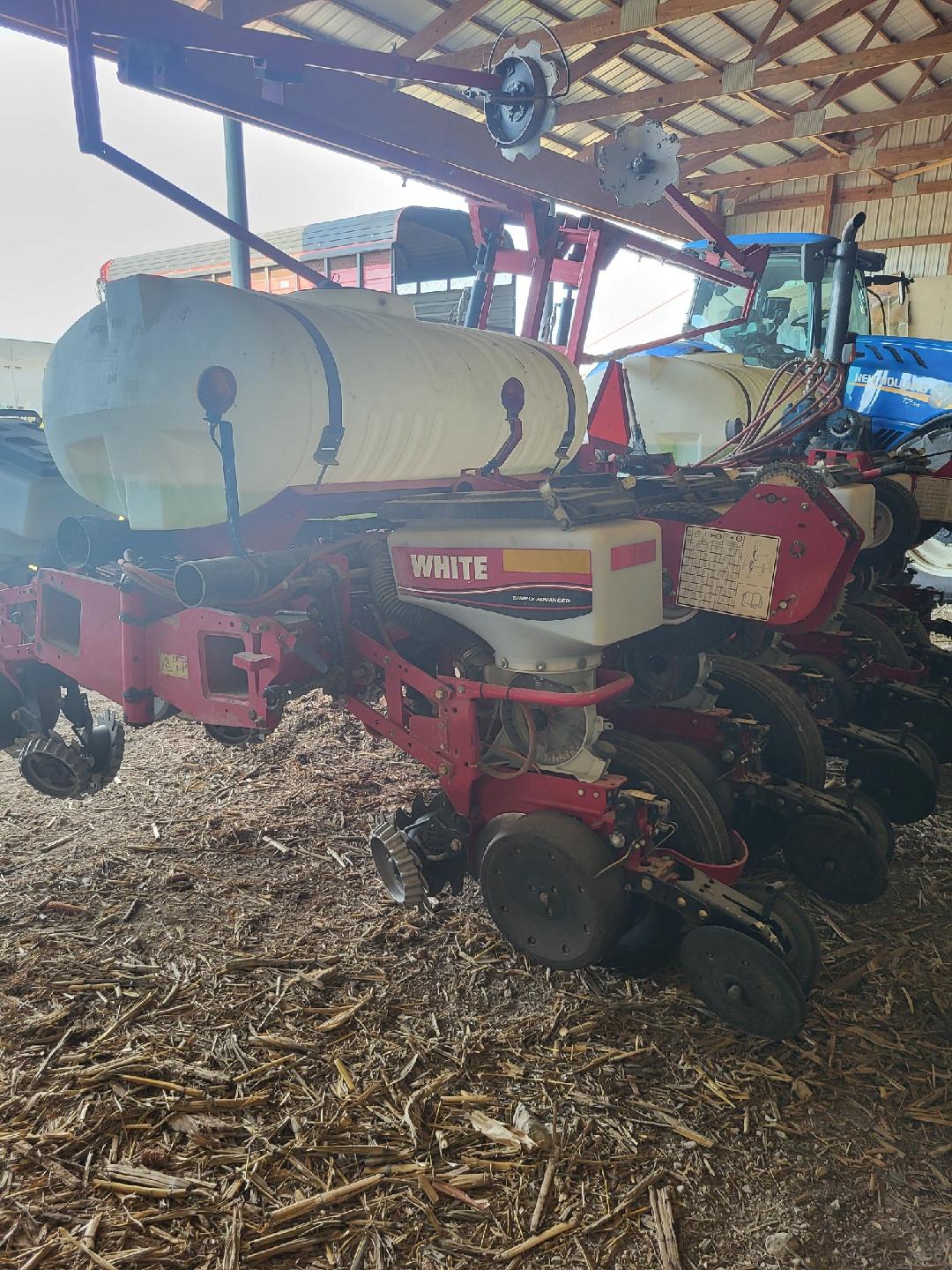 2013 White 8222 Planter