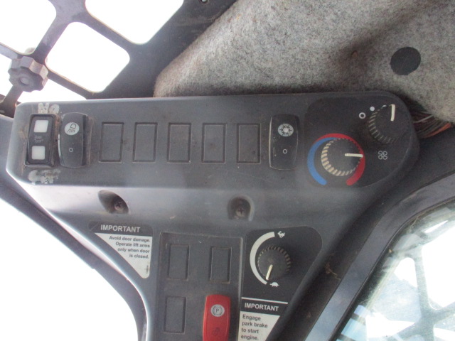 2014 John Deere 320E Skid Steer Loader