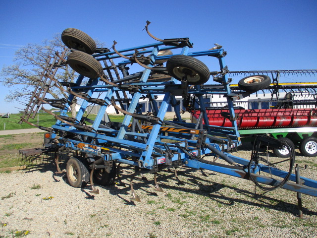 DMI DMI Tigermate II Field Cultivator