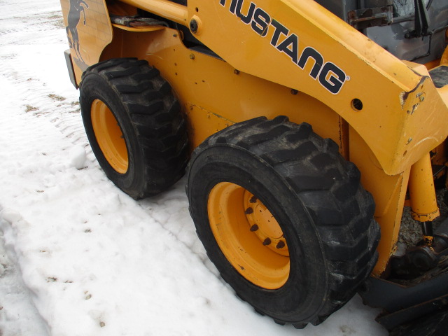 2004 Mustang Mfg. 2076 Skid Steer Loader