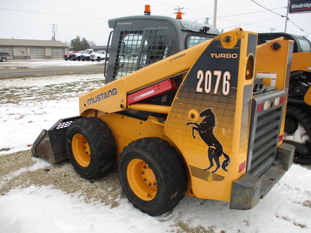 2004 Mustang Mfg. 2076 Skid Steer Loader