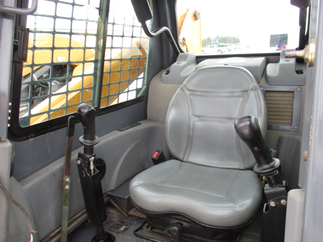 2004 Mustang Mfg. 2076 Skid Steer Loader