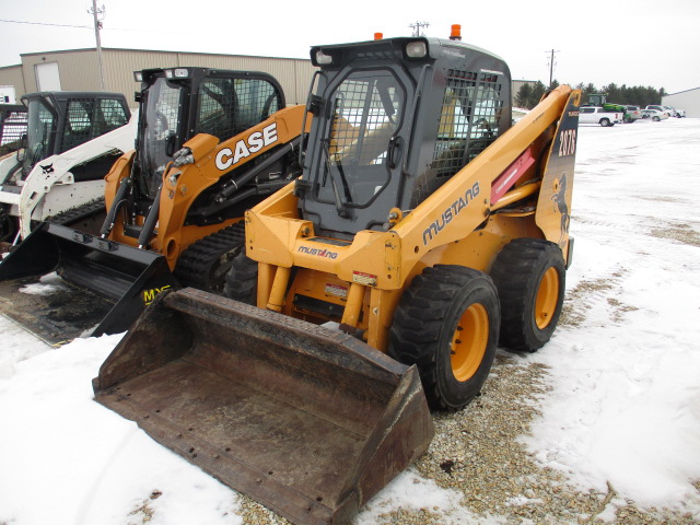 2004 Mustang Mfg. 2076 Skid Steer Loader