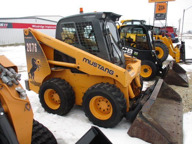 2004 Mustang Mfg. 2076 Skid Steer Loader