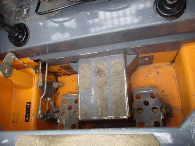 2004 Mustang Mfg. 2076 Skid Steer Loader