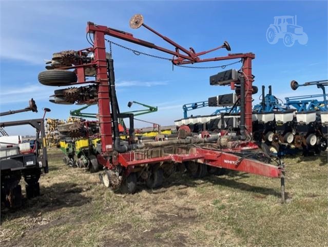 1993 White 6122 Planter