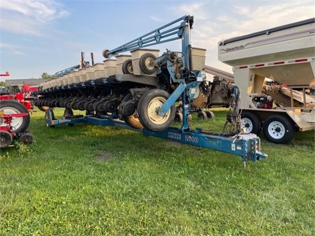 1995 Kinze 2600 Planter