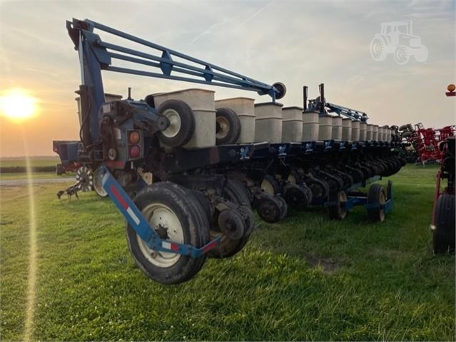 1995 Kinze 2600 Planter