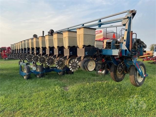 1995 Kinze 2600 Planter