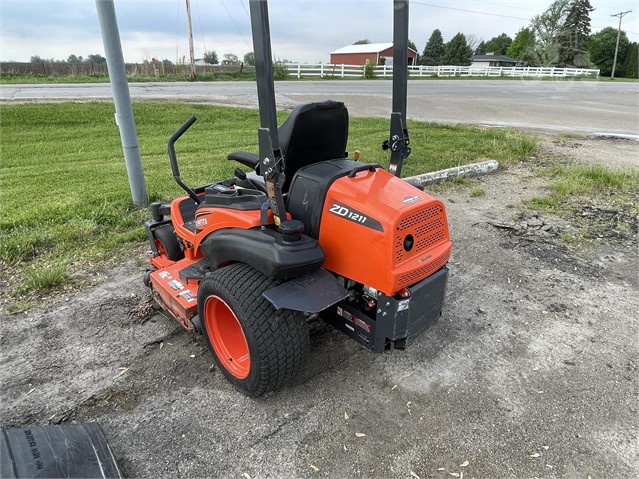 2019 Kubota ZD1211 Mower/Zero Turn