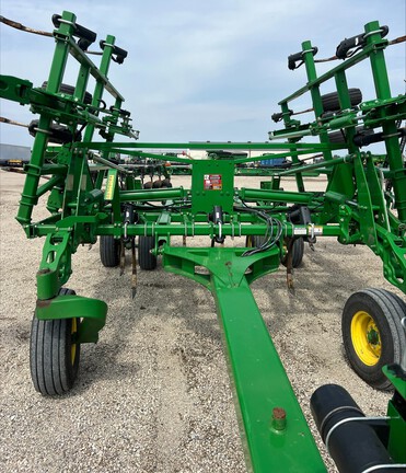 2012 John Deere 2410 Chisel Plow