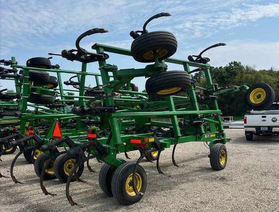 2012 John Deere 2410 Chisel Plow