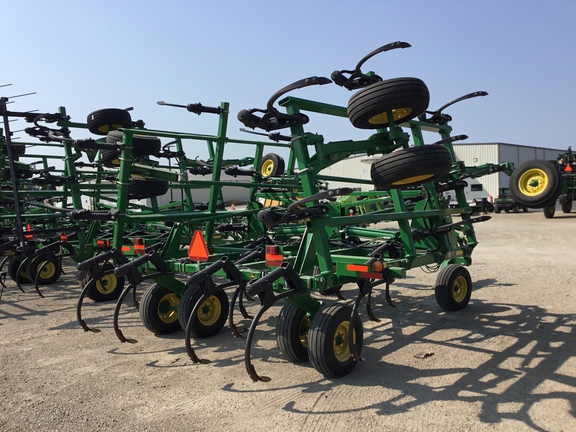 2012 John Deere 2410 Chisel Plow