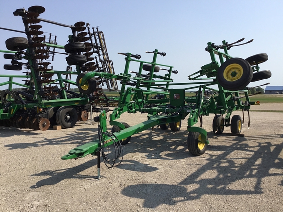 2012 John Deere 2410 Chisel Plow