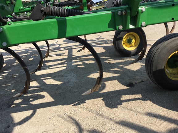 2012 John Deere 2410 Chisel Plow