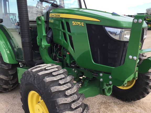 2022 John Deere 5075E Tractor