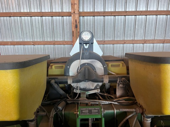 2009 John Deere 1750 Planter