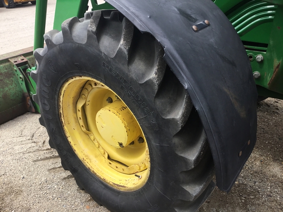 2004 John Deere 7520 Tractor