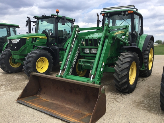 2004 John Deere 7520 Tractor
