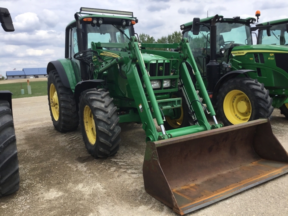 2004 John Deere 7520 Tractor