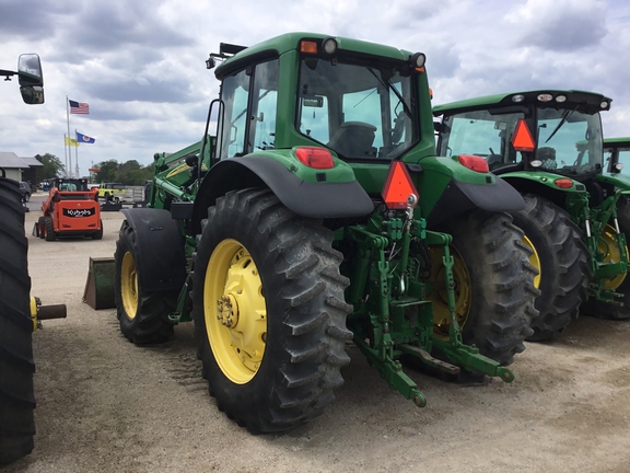 2004 John Deere 7520 Tractor