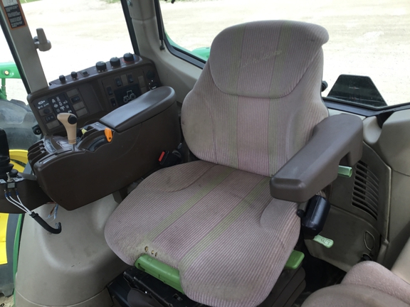 2004 John Deere 7520 Tractor