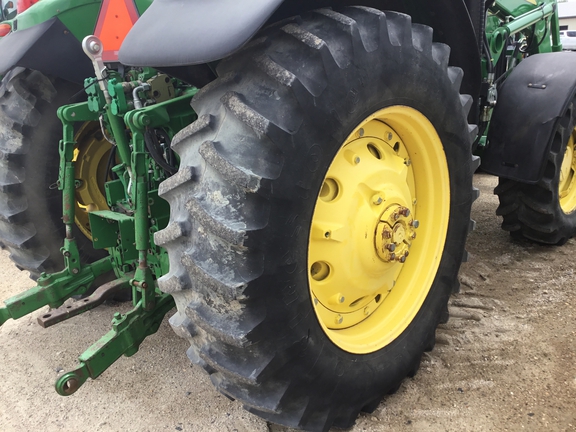 2004 John Deere 7520 Tractor