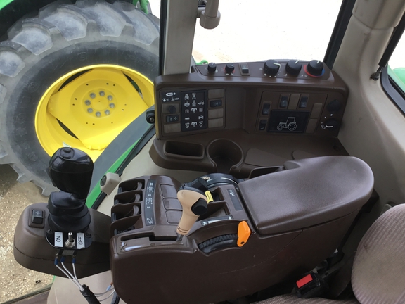 2004 John Deere 7520 Tractor