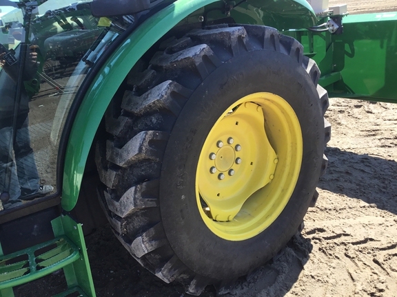 2013 John Deere 5075E Tractor