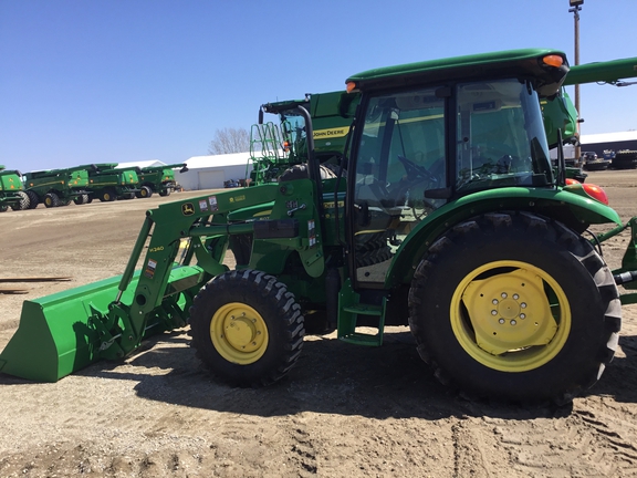 2013 John Deere 5075E Tractor