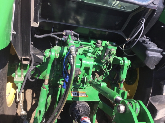 2013 John Deere 5075E Tractor