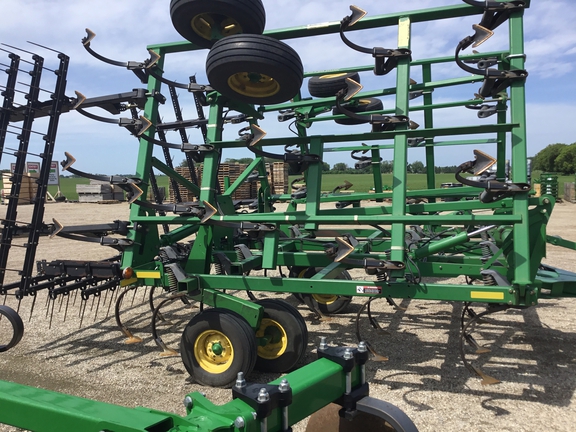 2007 John Deere 2210 Field Cultivator