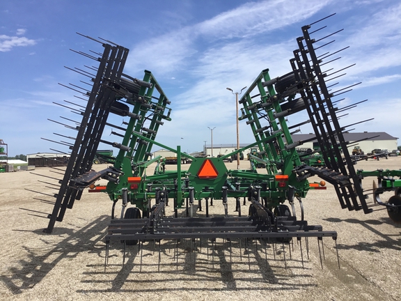 2007 John Deere 2210 Field Cultivator