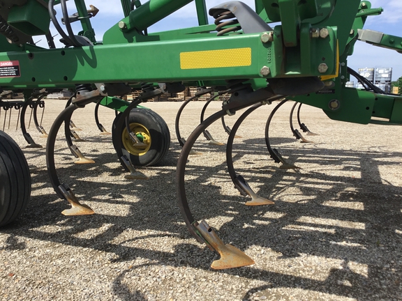 2007 John Deere 2210 Field Cultivator