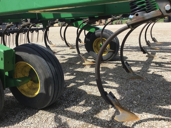 2007 John Deere 2210 Field Cultivator