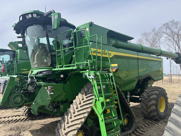 2025 John Deere S7 800 Combine