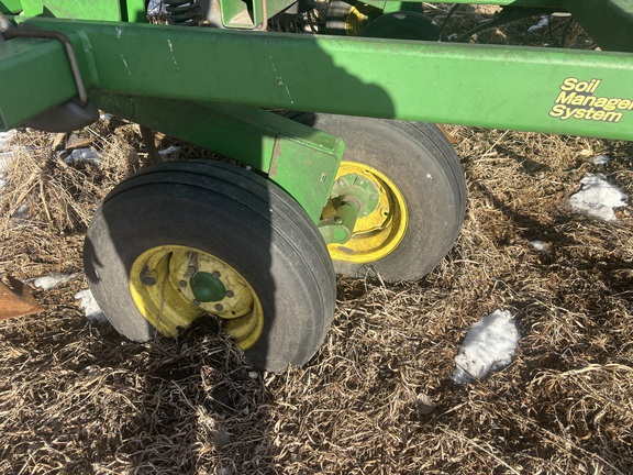 2006 John Deere 2210 Field Cultivator