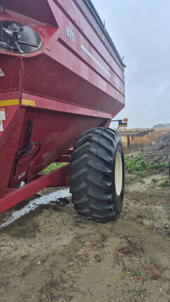 2008 J&M 875 Grain Cart