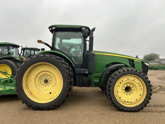 2011 John Deere 8260R Tractor