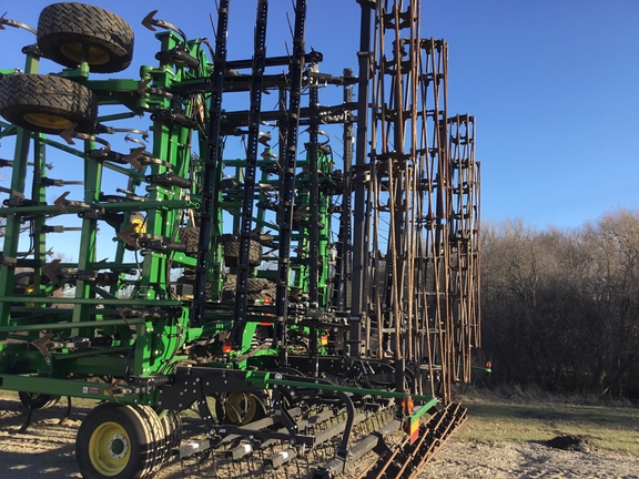 2022 John Deere 2230 Field Cultivator