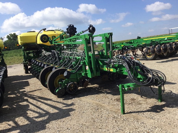 2022 John Deere 1775NT Planter