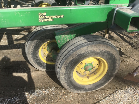 2012 John Deere 2210 Field Cultivator